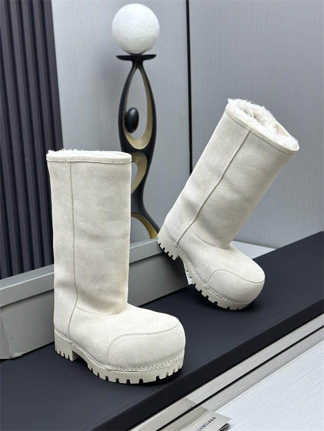 Ba*len*cia*ga alaska fur boot