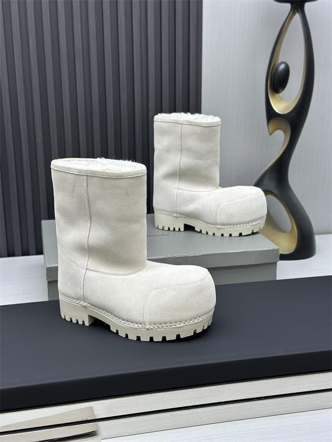 Ba*len*cia*ga alaska fur boot