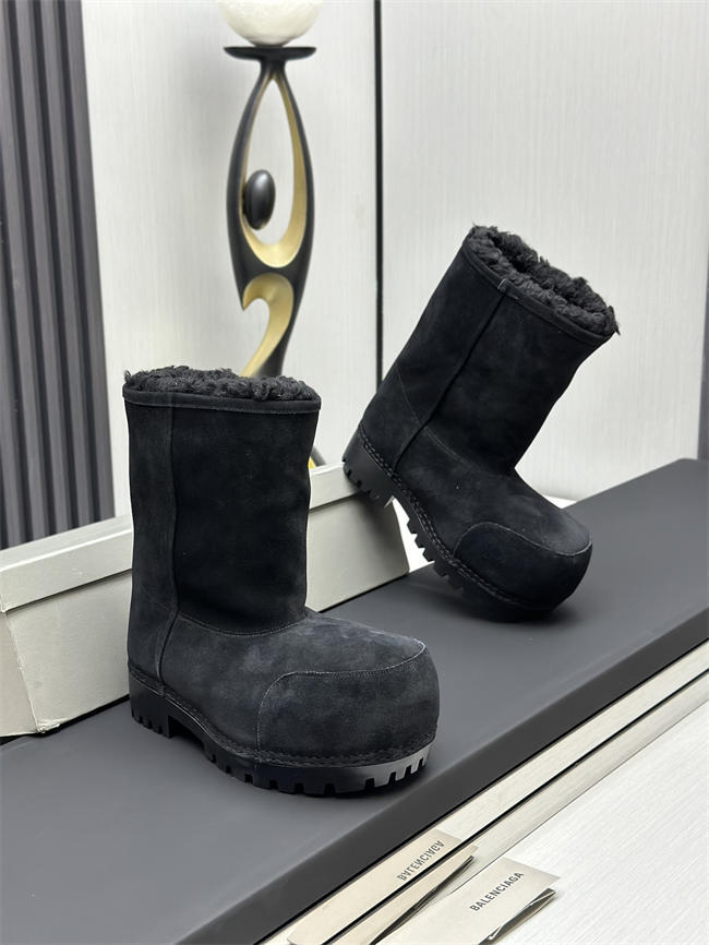 Ba*len*cia*ga alaska fur boot