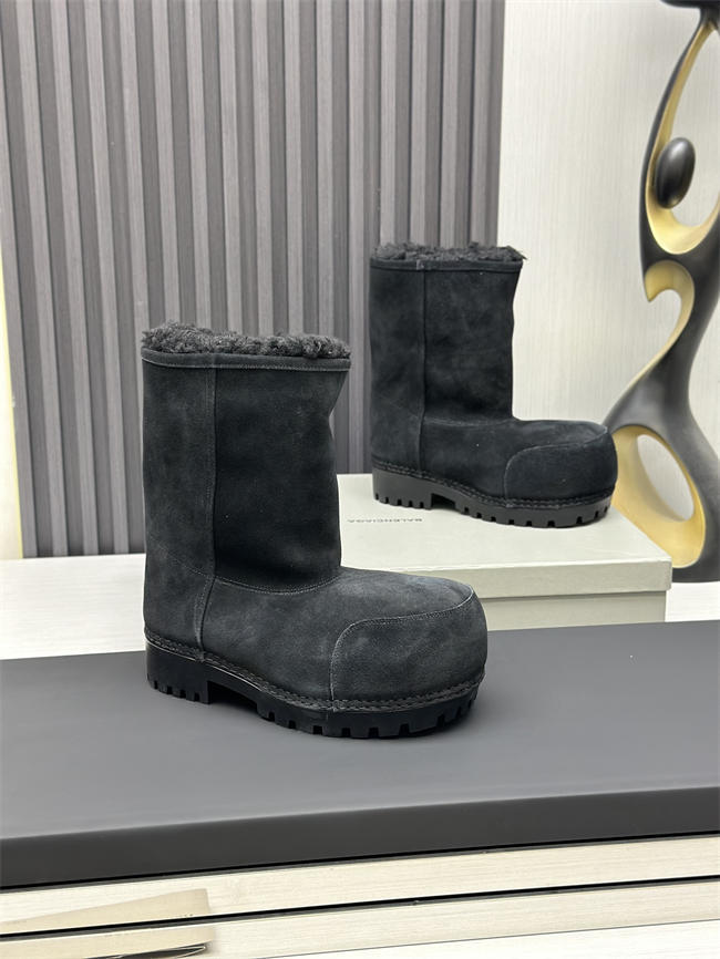 Ba*len*cia*ga alaska fur boot